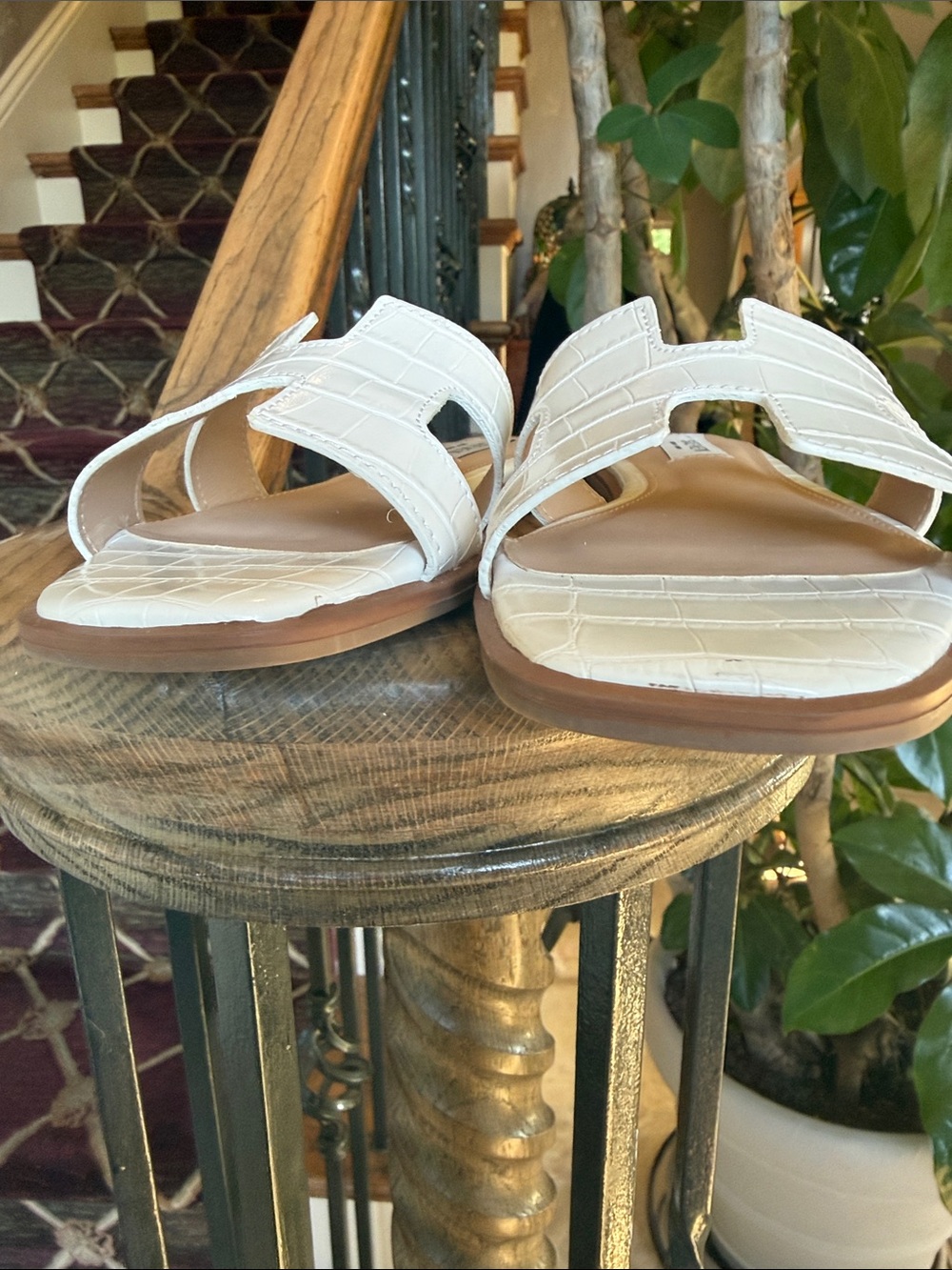 STEVEN white crock H cut design. Excellent condition size 6. - Picture 11 of 12